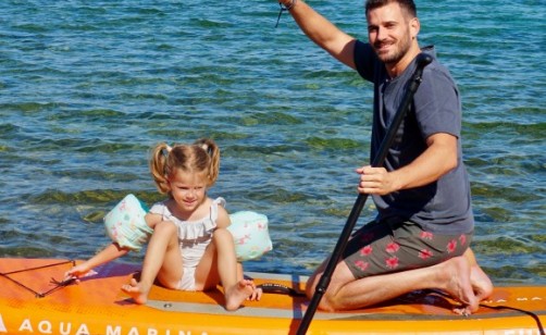 Segeln Sie friedlich auf dem ruhigen Adriatischen Meer auf einem Paddleboard.